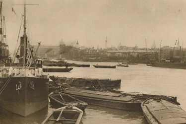 Navi fedeli che servono il bisogno di Londra: Il Pool dalla Custom House a Billingsgate