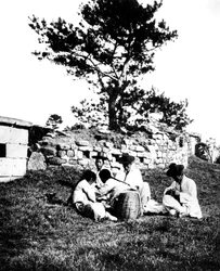 Famiglia che si gode un picnic, Corea, 1900