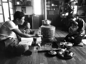 Famiglia che si rilassa nel loro soggiorno, regione di Hokkaido, Giappone, 1963