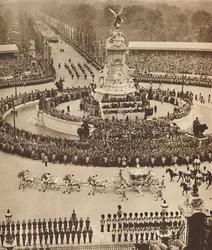 Fanfara di trombe, rullo di tamburi, 12 maggio 1937