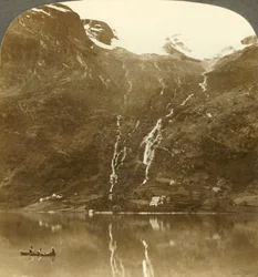 Case coloniche di Yri annidate alla base della montagna - Yri cade sul ghiacciaio, Norvegia, c1905
