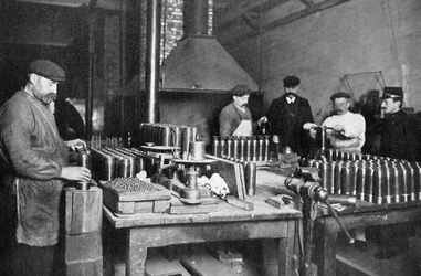 Riempimento di proiettili a shrapnel in una fabbrica di munizioni britannica, Prima Guerra Mondiale, 1914-1918