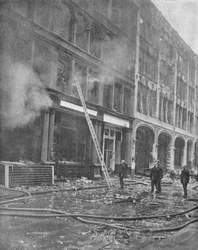 Vigili del fuoco affrontano un incendio in città, 1940
