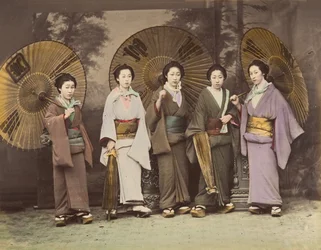 [Cinque donne giapponesi in abito tradizionale con ombrelli], 1870s