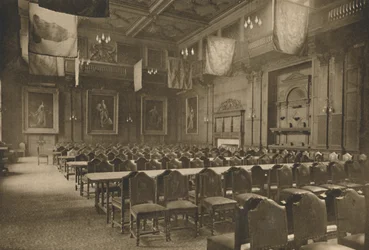 Grande Sala decorata con bandiere dove la potente Compagnia dei droghieri tiene i suoi banchetti, c1935