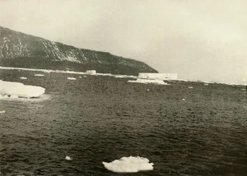 Ghiaccio galleggiante al largo di Capo Adare, c1908, 1909