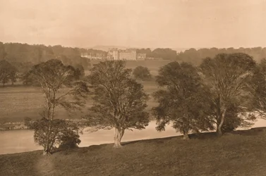 Floors Castle, dalla riva sud del Tweed, 1902