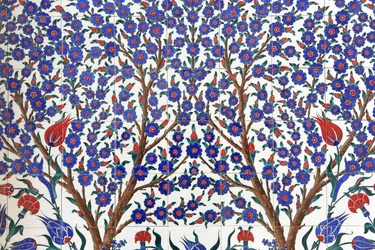 Fiori. Uno degli 80 pannelli di Iznik - piastrelle di ceramica altamente decorate popolari nel XVI secolo - che figurano distintamente negli edifici imperiali e religiosi di Istanbul. Moschea Sheikh Zayed. 1995. Emirato di Abu Dhabi
