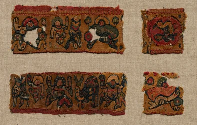 Quattro frammenti del bordo a gammadion di una tunica, 400-600 d.C.