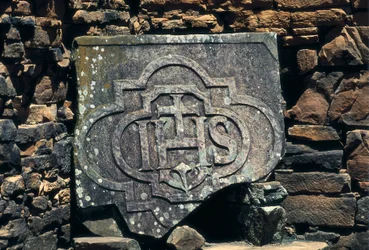 Simbolo franco-massonico e iniziali di Cristo incise su una pietra, sito delle missioni gesuite di San Ignacio Mini in Argentina, fondate nel 1611 (pietra)