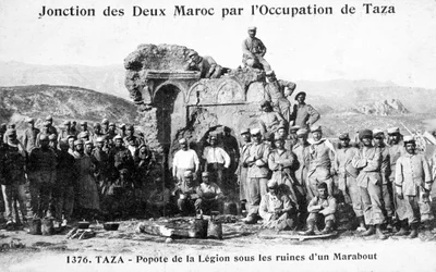Legione Straniera Francese presso alcune rovine di Marabout, Taza, Marocco, 1904