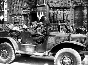 Generale francese Philippe Leclerc fuori da Notre Dame, liberazione di Parigi, agosto 1944