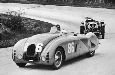 Gran Premio di Francia, 1936: Una nuova Bugatti aerodinamica, seguita da una Riley, 1936, 1937