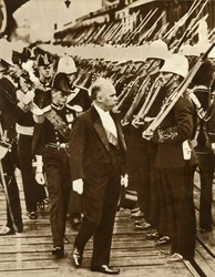 Il presidente francese Raymond Poincaré con Edoardo, Principe di Galles, a Portsmouth, giugno 1913