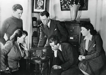 Cittadini francesi ascoltano una trasmissione del vicepremier di Vichy Ammiraglio Darlan, 23 maggio 1941