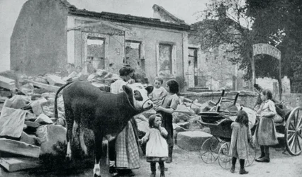 Rifugiati francesi tornano al loro villaggio abbandonato, Artois, Prima Guerra Mondiale, 1915