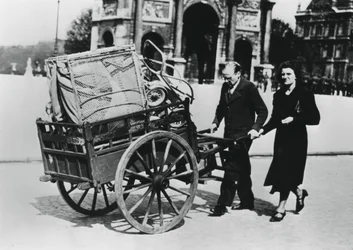 Rifugiati francesi che tornano a casa dopo la caduta della Francia ai tedeschi, Parigi, luglio 1940