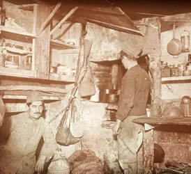 Soldati francesi nella cucina degli ufficiali tedeschi catturati, c1914-c1918