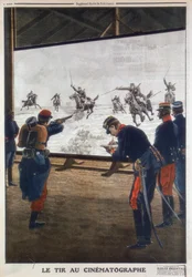 Soldati francesi usano un film di una carica di cavalleria per esercitazioni di tiro, 1912