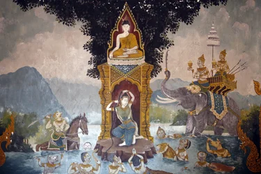 Affresco che raffigura una scena della vita del Buddha nel Wat Phra Doi Suthep, Chiang Mai. Phra Mae Thorani torce i suoi lunghi capelli e torrenti d