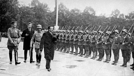 Friedrich Ebert che ispeziona le truppe, Germania, 1922