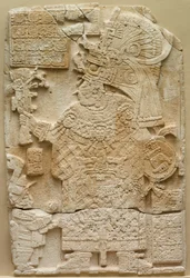 Faccia frontale di una stele in pietra libera con rilievo