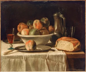 Tavola apparecchiata con fruttiera e brocca di stagno