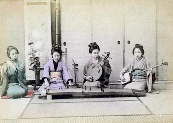 Geisha che suonano strumenti musicali tradizionali, Giappone, 1880