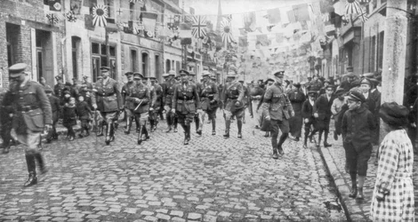 Il generale Currie e le truppe canadesi che attraversano una città liberata, 27 ottobre 1918
