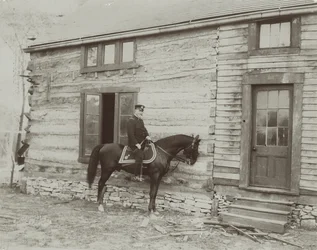 Generale Frederick Dent Grant a cavallo davanti alla capanna (Hardscrabble) costruita da suo padre, Ulysses S. Grant