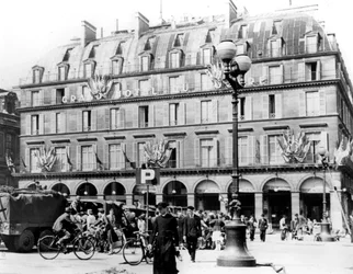 Le truppe francesi del generale Leclerc nel centro di Parigi, agosto 1944