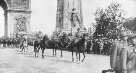 Generale Montuori e truppe italiane durante la parata della vittoria, Parigi, Francia, 14 luglio 1919