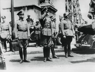 Il generale von Bock saluta le truppe tedesche che sfilano davanti all