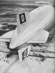 Dirigibile Zeppelin tedesco Hindenburg ormeggiato a Lakehurst, New Jersey, ca. 1936-1937