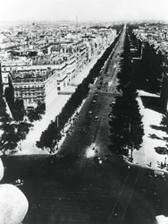 Forze tedesche che sfilano lungo gli Champs Elysees, Parigi, 14 giugno 1940