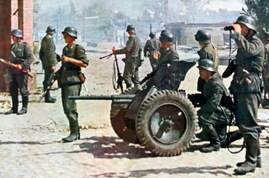 Fanteria tedesca con artiglieria leggera da campo, Russia, 1943