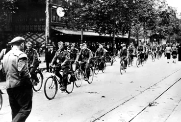 Soldato tedesco in bicicletta per le strade di Parigi, giugno 1940