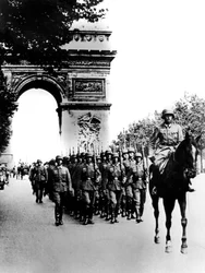 Truppe tedesche che marciano sugli Champs Elysees, Parigi, 14 giugno 1940
