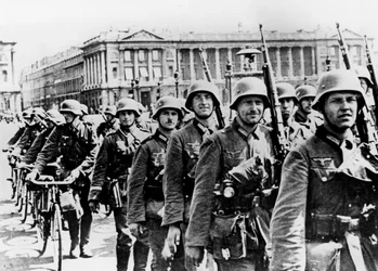 Truppe tedesche che marciano attraverso Parigi, 17 giugno 1940