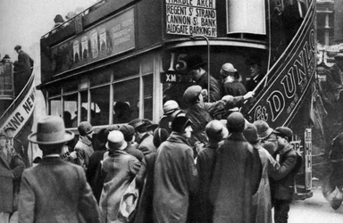 Salire su un autobus a Ludgate Hill, Londra, 1926-1927