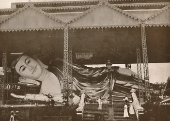Gigantesca figura reclinata di Buddha, Pegu, 1900
