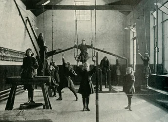 Ragazze ginnaste alla Royal Institution for the Deaf and Dumb, Friar Gate, Derby, 1902
