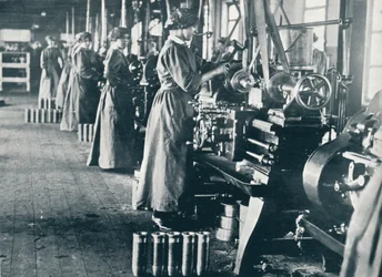 Lavoratrici di munizioni al tornio in una fabbrica scozzese, c1914