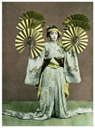 Ragazza che esegue una danza con il ventaglio, Giappone, 1904