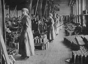 Ragazze lavoratrici in una fabbrica di munizioni, 1915