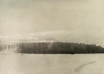Ghiacciaio a sud di Capo Barne, con motore che viaggia sul ghiaccio marino, c1908
