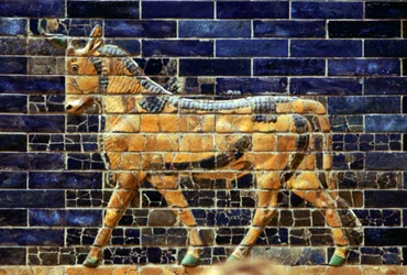 Rilievo in mattoni smaltati raffigurante un toro sulla Via Sacra che conduce alla Porta di Ishtar, Babilonia, ca. 580 a.C.
