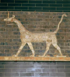 Rilievo in mattoni smaltati di un mushrushu sulla Porta di Ishtar, VII secolo a.C.