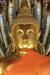 Buddha dorato che prende la terra come testimone. Wat Pho - Wat Phra Chettuphon. 1788. Bangkok. Thailandia