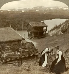 Pettegolezzi in una locanda di Botten, con vista sul lago Voxli - vista verso le montagne di Haukeli, Norvegia